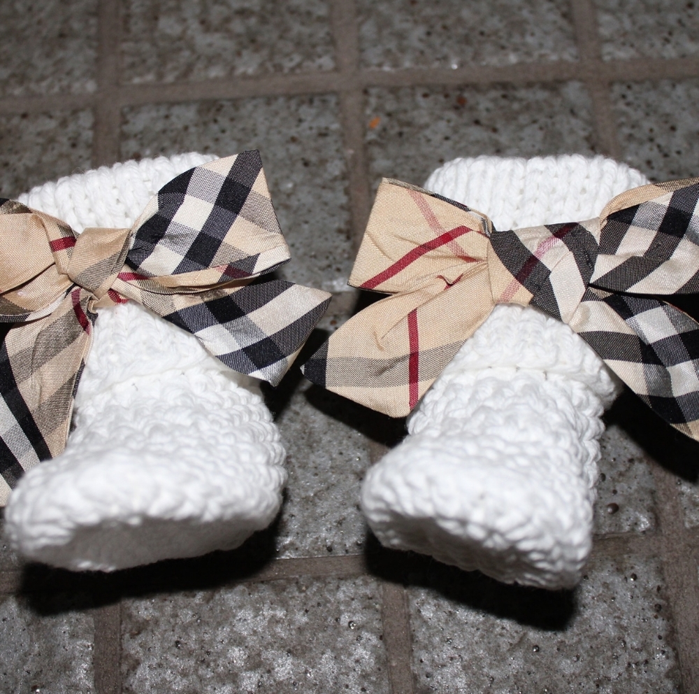 Crochet burberry-like Baby Booties with plaid bow